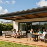 Moderne freistehende Terrassenüberdachung, Familie genießt sonnigen Tag in einem schönen Garten.