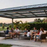 Gemütliches Terrassenüberdachung mit Aluminium, Familie genießt den Nachmittag im Freien.